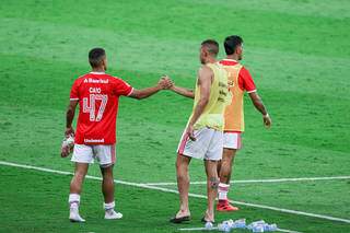 Thiago Galhardo jogador do Internacional é visto de chinelos após partida contra o Goiás no estádio Beira-Rio pelo campeonato Brasileiro A 2020. (Foto: Estadão Conteúdo) 