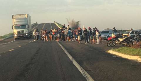 Jovem &eacute; atropelada &agrave;s margens da BR-060 quando participava de luau