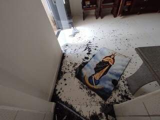 Ladrões arrombam igreja e fogem levando dinheiro de cofre Ladrões arrombam igreja e fogem levando dinheiro de cofre