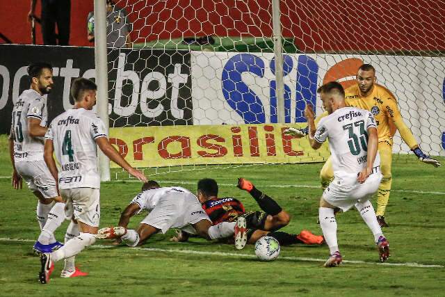  Palmeiras poupa titulares, mas vence o Sport e se mant&eacute;m em sexto no campeonato