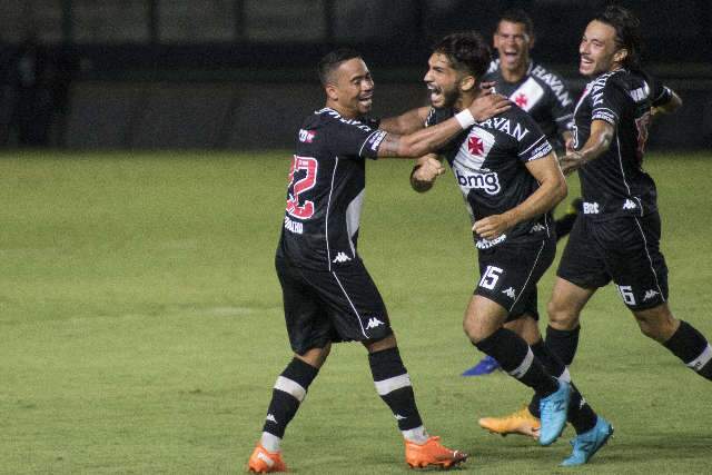 Vasco vence cl&aacute;ssico, respira na briga contra o rebaixamento e afunda o Botafogo