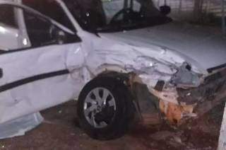 Carro da vítima ficou com o canto da lateral direita destruída. (Foto: Divulgação)