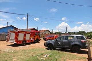 Homem ataca ex-esposa com faca e ateia fogo &agrave; moto de namorado