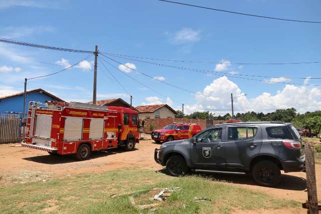 Homem ataca ex-esposa com faca e ateia fogo &agrave; moto de namorado
