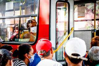 População espera para subir em transporte coletivo em Campo Grande (Foto: Henrique Kawaminami/Arquivo)