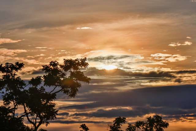 Segunda-feira amanhece com céu claro e Inmet prevê máxima de 36°C na Capital