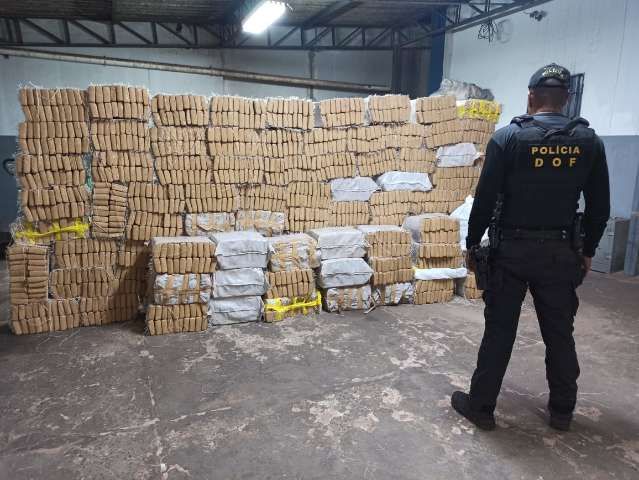 Trio &eacute; preso com quase 2,5 toneladas de maconha que seria enviada para SP 