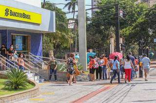 Clientes aguardam por atendimento do lado de fora de agência do Banco do Brasil na Capital (Foto: Marcos Maluf)