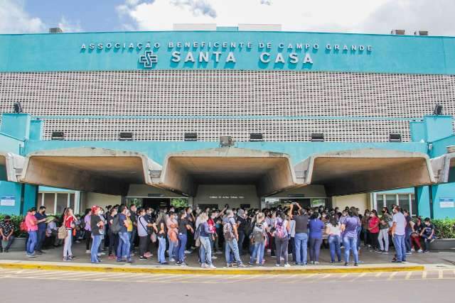 Sal&aacute;rios voltam a atrasar e m&eacute;dicos da Santa Casa amea&ccedil;am greve 