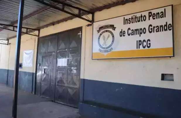 Detento &eacute; flagrado usando caminh&atilde;o de lixo para levar drogas a pres&iacute;dio
