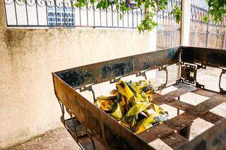 Na casa da avó da criança, a fita deixada pela perícia da Polícia Civil (Foto: Henrique Kawaminami)