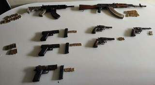 Fuzis, pistolas, revólveres e munições apreendidos com bandidos do PCC abatidos pela polícia (Foto: Divulgação)