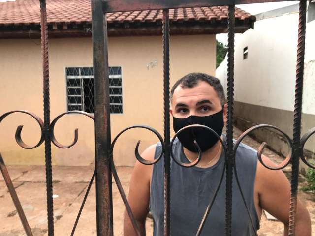 Homem que aparece deixando local de crime diz que n&atilde;o sabia de corpo em freezer