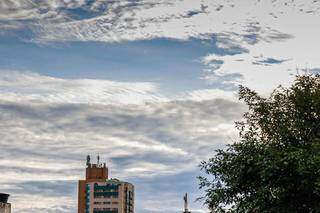 Em Campo Grande, céu amanheceu co muitas nuvens e temperatura de 21°C. (Foto: Henrique Kawaminami)