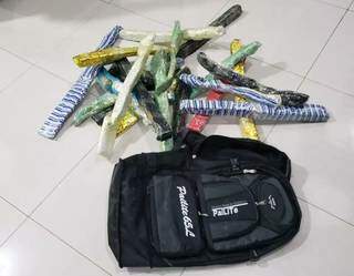 Flagrado em telhado de pres&iacute;dio, homem abandona mochila com drogas e foge