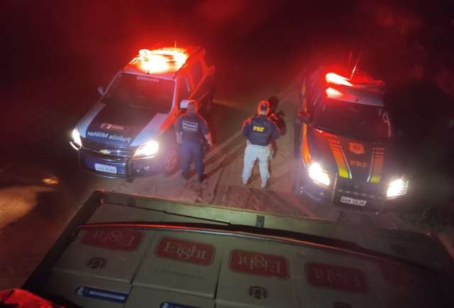 Ap&oacute;s persegui&ccedil;&atilde;o na BR-163, PRF apreende 135 mil ma&ccedil;os de cigarros em caminh&atilde;o