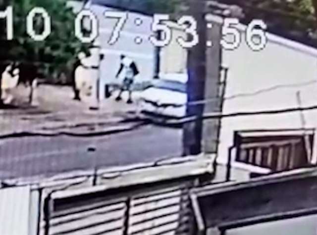 Homem &eacute; filmado saindo de casa onde corpo foi achado em freezer