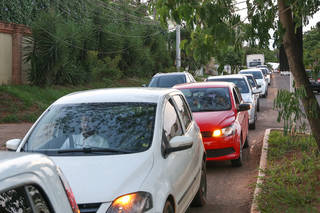 Trânsito lento na avenida Três Barras, em Campo Grande (Foto: Paulo Francis)