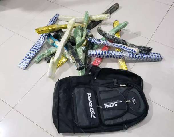 Flagrado em telhado de pres&iacute;dio, homem abandona mochila com drogas e foge
