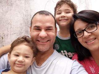 Aqui a fotografia em família que Eduardo imprimiu (Foto: Arquivo Pessoal)