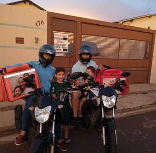 Na moto, casal segura as bags junto da compania dos 2 filhos pequenos (Foto: Arquivo Pessoal)