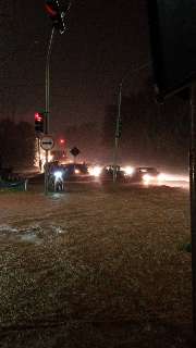 Chuva alaga cruzamento e deixa carros "à deriva" no Jardim Tijuca 