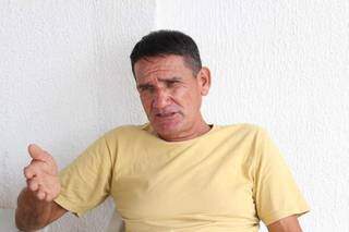 Edgar Cespe, de 64 anos, conta que busca promoções para tentar manter compras. (Foto: Paulo Francis)