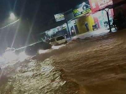 Enxurrada invadiu casas, arrastou motociclistas e deixou ruas alagadas