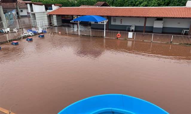 Chuva forte alagou ruas, transbordou piscina da Marinha e destruiu planta&ccedil;&atilde;o 