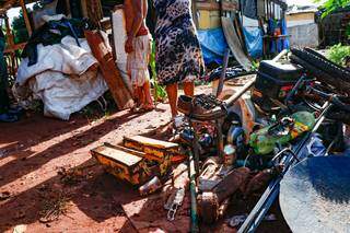 Moradores de área de favela no Portal Caiobá tentam salvar o que chuva não levou. (Foto: Henrique Kawaminami)
