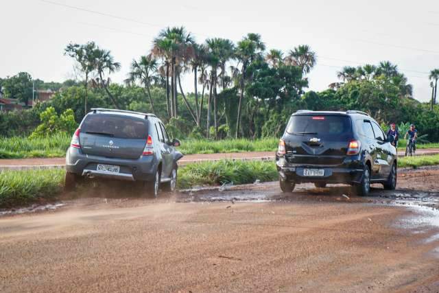 Carros batem ao passar por cascalho arrastado por enxurrada 