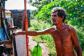 Irineu de Lima, 60 anos, vai precisar reerguer banheiro destruído por chuva. (Foto: Henrique Kawaminami)