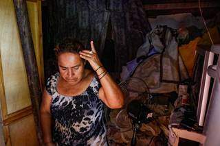 Maria do Carmo dos Santos Floriano, 50 anos, tem medo de perder tudo o que tem toda vez que chove. (Foto: Henrique Kawaminami)
