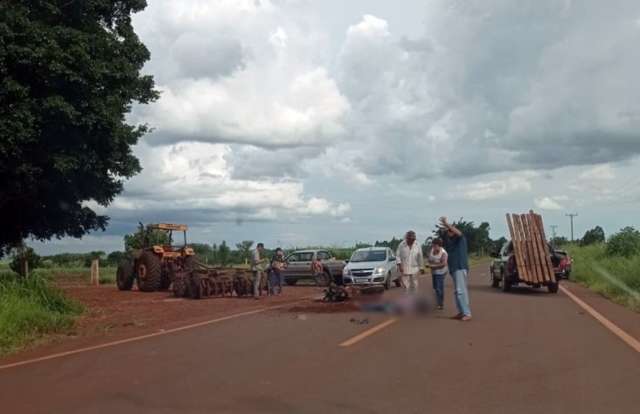 Professora morre ap&oacute;s bater em trator que atravessou rodovia