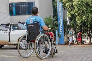 Cadeirante busca atendimento em agência em Campo Grande (Foto: Silas Lima/Arquivo)