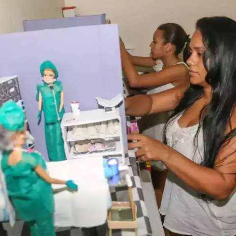 Mãe constrói há 7 anos “mundo da Barbie” a custo zero para a filha