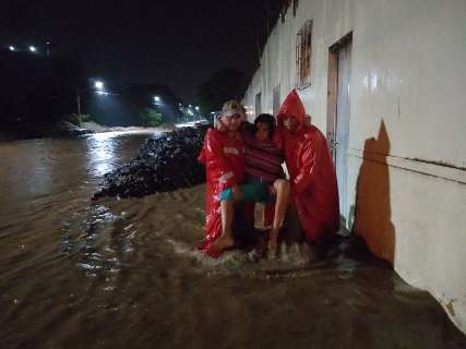 Em 3 horas, chuva deixou ruas alagadas e mais de 50 casas inundadas em Corumbá