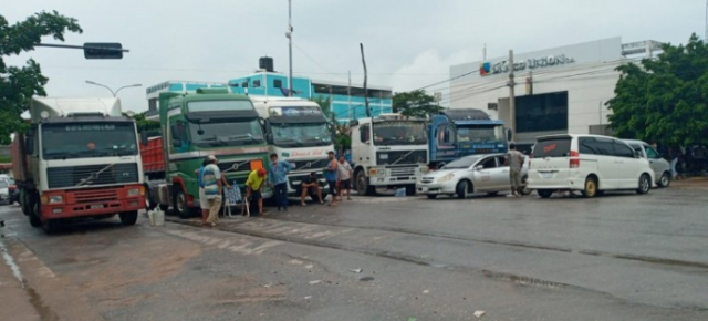 Manifestantes mant&ecirc;m fechada fronteira com a Bol&iacute;via para transporte de cargas 