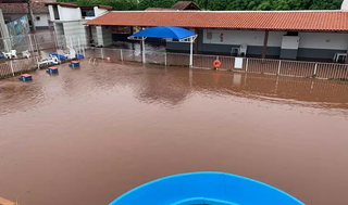 Área de piscina da Marinha ficou alagada e água transbordou. (Foto: Diário Corumbaense)