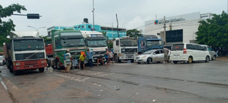 Caminhões impedem o tráfego de veículos de cargas do lado da Bolívia  (Foto: reprodução / Diário Corumbaense) 