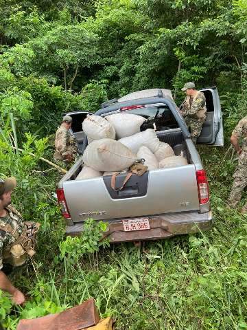 Caminhonete &quot;camuflada&quot; em matagal &eacute; apreendida com 202 quilos de maconha 