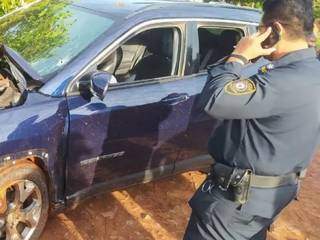 Policial observa carro de investigador executado hoje na fronteira (Foto: Rádio Ñanduty)