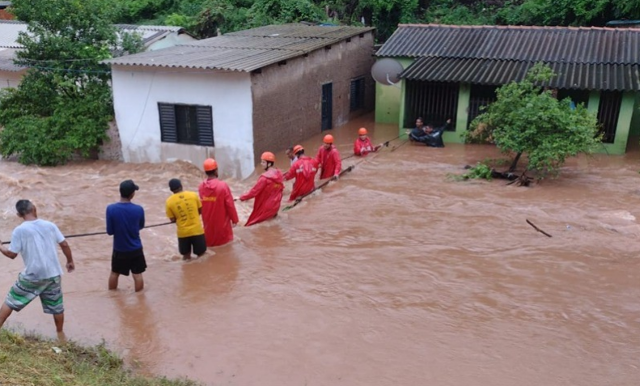 Com uso de corda, bombeiros resgataram moradores que ficaram ilhados ap&oacute;s chuva