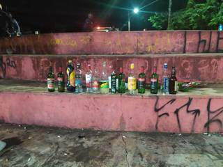 Garrafas de energético, vinho, vodka e até de cachaça foram encontradas no local. (Foto: Guarda Civil Metropolitana)