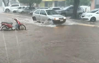 Várias ruas da cidade ficaram alagadas durante a chuva forte desta quarta-feira (Foto: Caarapó News) 