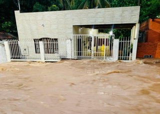 Rua Quinze de Novembro, no Bairro Cristo Redentor, foi uma das mais atingidas pela chuvarada (Foto enviada pelo leitor ao site Diário Corumbaense)
