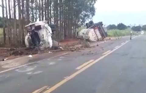  Caminhão que tombou na BR-158 tentou desviar de pneu que se soltou de carreta 