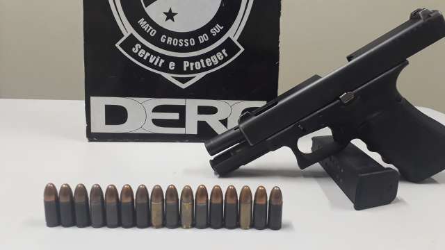 Suspeita de furtos, dupla &eacute; presa com pistola momentos antes de roubar com&eacute;rcio