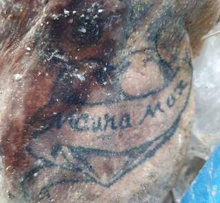Tatuagem no braço esquerdo é pista para identificação (Foto: Ponta Porã News)