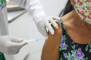 Idosa é vacinada contra a gripe em unidade de saúde da Capital (Foto: Paulo Francis/Arquivo)